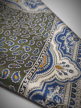 Charger l'image dans la galerie, Pochette en soie vintage paisley Made in Italy