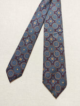 Charger l'image dans la galerie, Cravate en soie vintage à motifs géométriques Made in England pour "Au Bon Marché Paris"