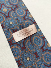 Charger l'image dans la galerie, Cravate en soie vintage à motifs géométriques Made in England pour "Au Bon Marché Paris"