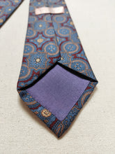 Charger l'image dans la galerie, Cravate en soie vintage à motifs géométriques Made in England pour "Au Bon Marché Paris"