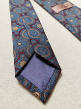 Charger l'image dans la galerie, Cravate en soie vintage à motifs géométriques Made in England pour "Au Bon Marché Paris"