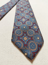Charger l'image dans la galerie, Cravate en soie vintage à motifs géométriques Made in England pour "Au Bon Marché Paris"