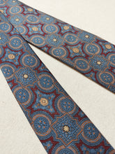 Charger l'image dans la galerie, Cravate en soie vintage à motifs géométriques Made in England pour "Au Bon Marché Paris"
