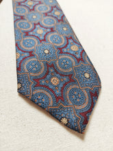 Charger l'image dans la galerie, Cravate en soie vintage à motifs géométriques Made in England pour "Au Bon Marché Paris"