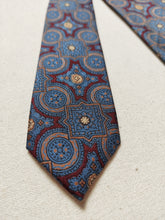 Charger l'image dans la galerie, Cravate en soie vintage à motifs géométriques Made in England pour "Au Bon Marché Paris"