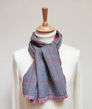 Afbeelding in Gallery-weergave laden, Hackett écharpe réversible en pure laine vierge Prince de Galles