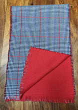 Afbeelding in Gallery-weergave laden, Hackett écharpe réversible en pure laine vierge Prince de Galles