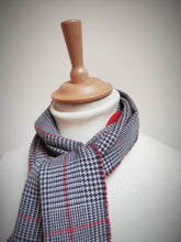 Afbeelding in Gallery-weergave laden, Hackett écharpe réversible en pure laine vierge Prince de Galles