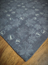 Charger l'image dans la galerie, Hackett London pochette 100% laine à motif floral