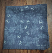 Charger l'image dans la galerie, Hackett London pochette 100% laine à motif floral