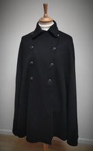 Charger l'image dans la galerie, Old England Paris cape en drap noir pure laine Made in France 42