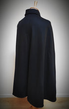 Charger l'image dans la galerie, Old England Paris cape en drap noir pure laine Made in France 42