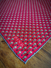 Charger l'image dans la galerie, Thomas Pink pochette rouge en pure soie à motif floral