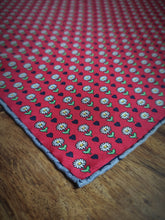 Charger l'image dans la galerie, Thomas Pink pochette rouge en pure soie à motif floral