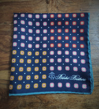 Charger l'image dans la galerie, Brooks Brothers pochette en soie à motif géométrique Made in Italy
