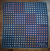 Charger l'image dans la galerie, Brooks Brothers pochette en soie à motif géométrique Made in Italy