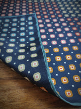 Charger l'image dans la galerie, Brooks Brothers pochette en soie à motif géométrique Made in Italy