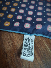 Charger l'image dans la galerie, Brooks Brothers pochette en soie à motif géométrique Made in Italy