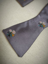 Charger l'image dans la galerie, Nœud papillon en soie parme vintage Kenzo Paris