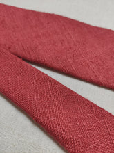 Carica l'immagine nel visualizzatore di Gallery, Drake's cravate corail en pure soie Tussah Made in England