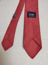 Carica l'immagine nel visualizzatore di Gallery, Drake's cravate corail en pure soie Tussah Made in England