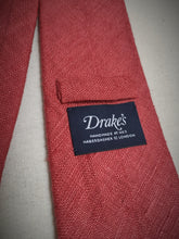 Carica l'immagine nel visualizzatore di Gallery, Drake's cravate corail en pure soie Tussah Made in England