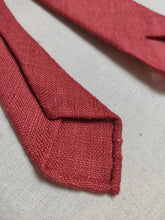 Carica l'immagine nel visualizzatore di Gallery, Drake's cravate corail en pure soie Tussah Made in England