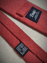 Carica l'immagine nel visualizzatore di Gallery, Drake's cravate corail en pure soie Tussah Made in England