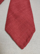 Carica l'immagine nel visualizzatore di Gallery, Drake's cravate corail en pure soie Tussah Made in England