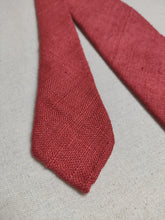 Carica l'immagine nel visualizzatore di Gallery, Drake's cravate corail en pure soie Tussah Made in England