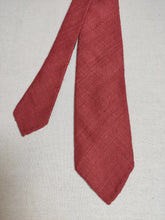 Carica l'immagine nel visualizzatore di Gallery, Drake's cravate corail en pure soie Tussah Made in England
