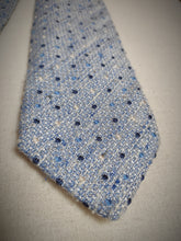 Carica l'immagine nel visualizzatore di Gallery, Drake's cravate texturée à pois en pure soie Made in England