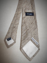 Carica l'immagine nel visualizzatore di Gallery, Drake's cravate beige texturée en soie Made in England