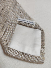 Carica l'immagine nel visualizzatore di Gallery, Drake's cravate beige texturée en soie Made in England
