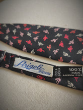 Charger l'image dans la galerie, Noeud papillon vintage noir en soie à motif floral Made in Italy