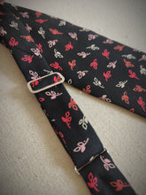 Charger l'image dans la galerie, Noeud papillon vintage noir en soie à motif floral Made in Italy
