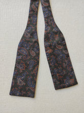 Charger l'image dans la galerie, Noeud papillon vert vintage en soie à motif paisley