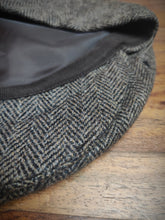 Charger l'image dans la galerie, Casquette en laine à chevrons Made in Italy Taille 59