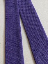 Carica l'immagine nel visualizzatore di Gallery, Rosa & Teixeira cravate violette à bout carré 100% cachemire