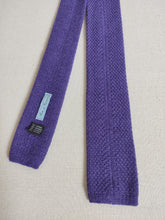 Carica l'immagine nel visualizzatore di Gallery, Rosa & Teixeira cravate violette à bout carré 100% cachemire