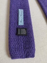 Carica l'immagine nel visualizzatore di Gallery, Rosa & Teixeira cravate violette à bout carré 100% cachemire