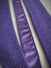 Carica l'immagine nel visualizzatore di Gallery, Rosa & Teixeira cravate violette à bout carré 100% cachemire