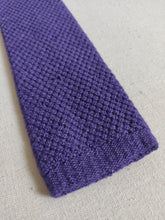 Carica l'immagine nel visualizzatore di Gallery, Rosa & Teixeira cravate violette à bout carré 100% cachemire