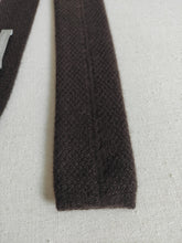Carica l'immagine nel visualizzatore di Gallery, Rosa & Teixeira cravate marron à bout carré en laine et cachemire