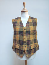 Afbeelding in Gallery-weergave laden, De Fursac X Harris Tweed gilet à carreaux en pure laine 54/56