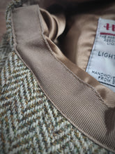 Charger l'image dans la galerie, Harris Tweed casquette plate en laine à chevrons 58