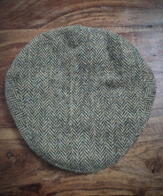 Charger l'image dans la galerie, Harris Tweed casquette plate en laine à chevrons 58