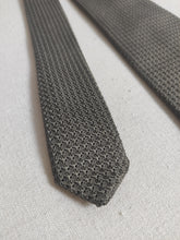 Charger l'image dans la galerie, Cravate kaki vintage en grenadine de soie Made in Italy