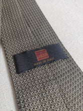 Charger l'image dans la galerie, Cravate kaki vintage en grenadine de soie Made in Italy