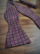 Charger l'image dans la galerie, Noeud papillon vintage bordeaux motif floral Made in Italy